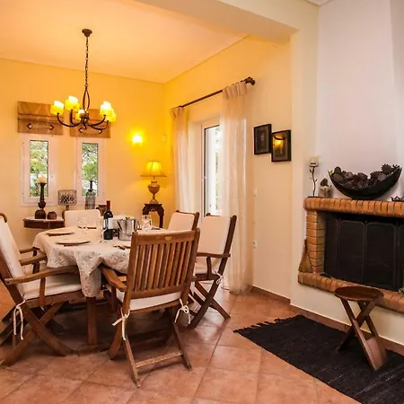 Secluded With Fireplace Close To Beach *